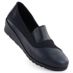 Skórzane półbuty damskie na koturnie granatowe Rieker L5356-14. Czółenka damskie Rieker, bez wzorów, ze skóry, bez obcasa, na koturnie. Za 339.00 zł.