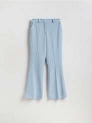 Spodnie flare z kantem - jasnoniebieski. Niebieskie spodnie materiałowe damskie Reserved, bez wzorów, z tkaniny. Za 139.99 zł.