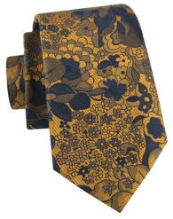 Krawat Męski - Kwiaty w Odcieniach Złota i Granatu - Alties. Żółte krawaty i muchy męskie Alties, bez wzorów, z tkaniny, eleganckie. Za 55.00 zł.