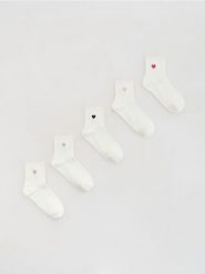 Skarpetki z haftem 5 pack - złamana biel. Skarpetki damskie Reserved, bez wzorów. Za 49.99 zł.