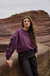 Bluza z falbaną na rękawach burgundowa. Czerwone bluzy bez kaptura damskie MOODO, l, z elastanu. Za 129.99 zł.