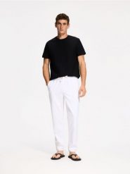 Strukturalny t-shirt regular - czarny. Czarne t-shirty męskie Reserved, l, bez wzorów, z bawełny, bez kołnierzyka. Za 69.99 zł.