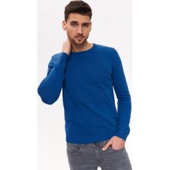 SWETER GŁADKI. Niebieskie swetry męskie TOP SECRET, na lato, l, bez wzorów, z dzianiny, bez kołnierzyka. W wyprzedaży za 39.99 zł.