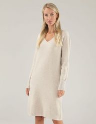 BEŻOWA SUKIENKA Z DZIANINY. Brązowe sukienki damskie Unisono, s, bez wzorów, z dzianiny, bez kołnierzyka, bez ramiączek, mini. Za 219.00 zł.