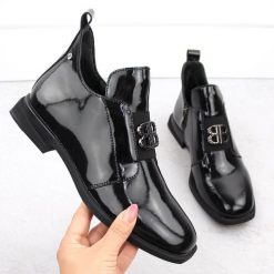 Skórzane botki damskie lakierowane z ozdobą czarne Filippo DBT4763. Czarne botki damskie Filippo, z lakierowanej skóry, eleganckie, bez obcasa, bez zapięcia. Za 230.99 zł.