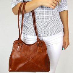 Torebka skórzana damska camel DAN-A T94. Brązowe torebki klasyczne damskie DAN-A, bez wzorów, ze skóry, bez dodatków. Za 299.99 zł.