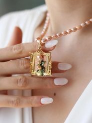 Pierres delicates Naszyjnik z perłami i zawieszką - dł. 50 cm rozmiar: onesize. Czerwone naszyjniki damskie Pierres delicates, z mosiądzu. Za 204.96 zł.