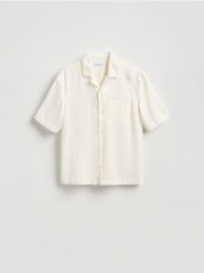 Koszula comfort fit z lyocellu - biały. Białe koszule męskie Reserved, l, bez wzorów, z lyocellu, bez kołnierzyka, bez ramiączek. Za 129.99 zł.