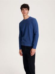 Bawełniany sweter - niebieski. Niebieskie swetry męskie Reserved, l, bez wzorów, z bawełny, bez kołnierzyka. W wyprzedaży za 59.99 zł.