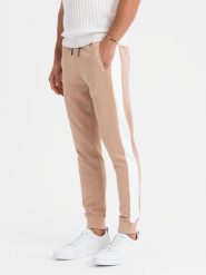 Męskie dresowe spodnie joggery z kontrastowymi lampasami – beżowe V4 OM-PASK-0229 - XXL. Brązowe spodnie dresowe męskie Ombre Clothing, z aplikacjami, z dresówki. Za 131.99 zł.