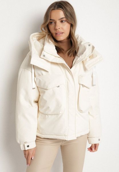 Beżowa Oversizowa Kurtka Bomberka z Kapturem i Ozdobnymi Kieszeniami Nalana. Brązowe kurtki damskie Born2be, l, z aplikacjami, z dzianiny, z kapturem. Za 169.99 zł.