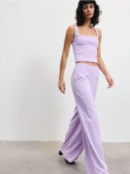 Szerokie spodnie z przeszyciami - lawendowy. Fioletowe spodnie materiałowe damskie Reserved, bez wzorów, z dzianiny. W wyprzedaży za 49.99 zł.