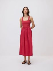 Sukienka midi z wiskozą - czerwony. Czerwone sukienki damskie Reserved, l, bez wzorów, z dzianiny, bez kołnierzyka, bez ramiączek, midi, rozkloszowane. Za 119.99 zł.