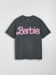 Bawełniana koszulka z ozdobnymi dżetami Barbie - szary. Szare t-shirty damskie Sinsay, l, bez wzorów, z bawełny, bez kołnierzyka. Za 29.99 zł.