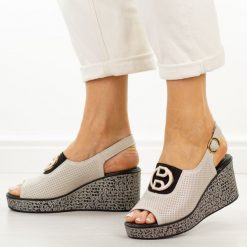 Beżowe skórzane sandały damskie na koturnie S.Barski 7014. Brązowe sandały damskie S.BARSKI, z aplikacjami, z jeansu, bez obcasa, na koturnie. Za 239.00 zł.