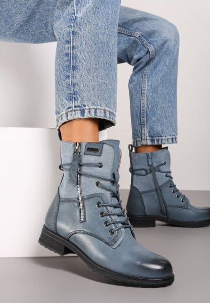 Niebieskie Botki Typu Trapery Ozdobione Wstawką z Ekozamszu i Suwakiem Debisha. Niebieskie botki damskie Renee, z jeansu, za kolano, bez obcasa, na płaskiej podeszwie. Za 149.99 zł.