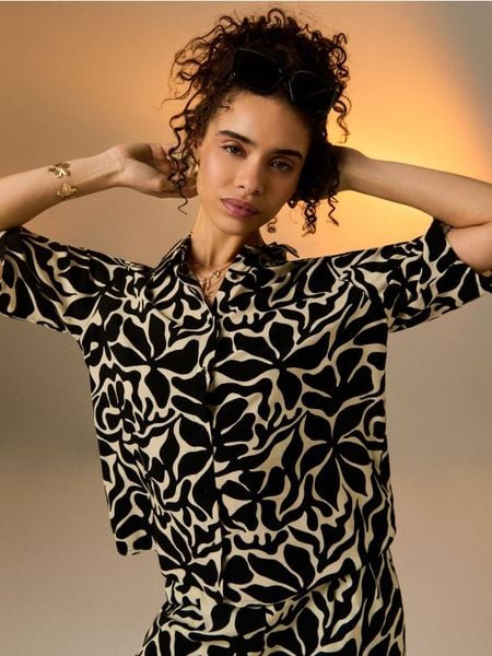 Wiskozowa koszula regular fit z krótkim rękawem - czarny. Czarne koszule damskie Sinsay, l, bez wzorów, z wiskozy, bez kołnierzyka, bez ramiączek. Za 25.99 zł.