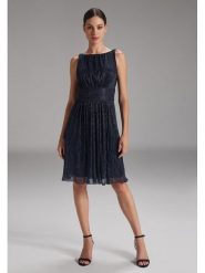 SWING Sukienka w kolorze granatowym rozmiar: 44. Niebieskie sukienki damskie Swing, bez wzorów, bez kołnierzyka, bez ramiączek, midi. Za 247.11 zł.