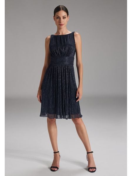 SWING Sukienka w kolorze granatowym rozmiar: 40. Niebieskie sukienki damskie Swing, bez wzorów, bez kołnierzyka, bez ramiączek, midi. Za 270.44 zł.