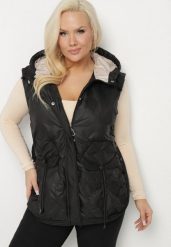 Czarna Kamizelka Pikowana z Ozdobnymi Kieszonkami z Kapturem Embia. Czarne kamizelki damskie Born2be, plus size, z jeansu. Za 189.99 zł.
