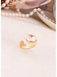 L'Atelier de Gaia Pozłacany pierścionek z masą perłową rozmiar: onesize. Białe pierścionki damskie L'Atelier de Gaia, z perłą, pozłacane. Za 100.04 zł.