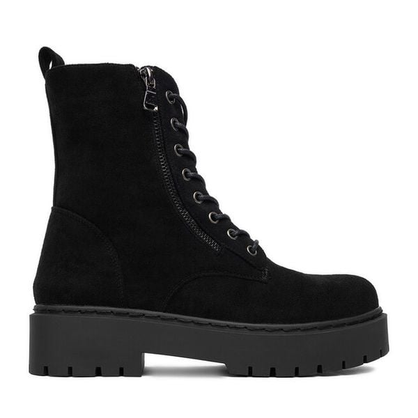 Trzewiki DeeZee. Czarne botki damskie DeeZee, bez obcasa, na płaskiej podeszwie, bez zapięcia. Za 119.99 zł.