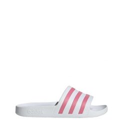Klapki adilette Aqua. Białe klapki damskie Adidas, bez wzorów, bez obcasa. W wyprzedaży za 69.97 zł.