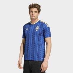 Koszulka wyjazdowa Szwecja 26. Niebieskie t-shirty sportowe męskie Adidas, l, z materiału, bez ramiączek, do piłki nożnej, climacool (adidas). Za 439.00 zł.