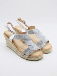 Bellucci Sandały w kolorze srebrnym na koturnie rozmiar: 38. Szare sandały damskie Bellucci, bez wzorów, bez obcasa, na koturnie. Za 113.99 zł.