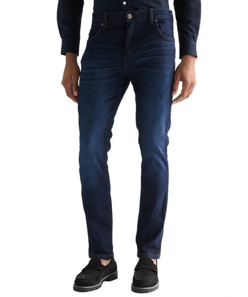 MESKIE SPODNIE WRANGLER LARSTON DEEP ABYSS 112377821. Spodnie materiałowe męskie Wrangler, bez wzorów, z jeansu. Za 219.99 zł.