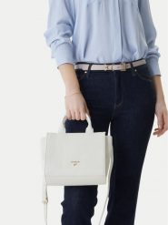 Guess Torebka J5GZ06 WG730 Écru. Białe torebki klasyczne damskie Guess, z aplikacjami, ze skóry, bez dodatków. Za 259.99 zł.