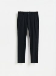 Gładkie spodnie chino slim - czarny. Czarne spodnie materiałowe męskie Reserved, bez wzorów, z bawełny. Za 159.99 zł.