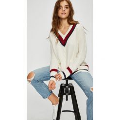 Tommy Jeans - Sweter. Białe swetry klasyczne damskie Tommy Jeans, l, z bawełny, bez kołnierzyka. W wyprzedaży za 369.90 zł.