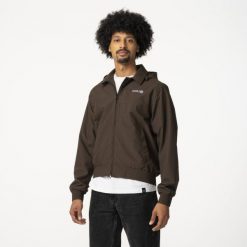 Męska kurtka przeciwdeszczowa Twill Bomber wodoodporna brązowa. Brązowe kurtki męskie Agu, l, bez wzorów, z materiału, rowerowe. Za 598.25 zł.