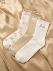 Prążkowane skarpetki 3 pack Barbie - kremowy. Białe skarpetki damskie Sinsay, bez wzorów, prążkowane. Za 15.99 zł.