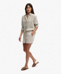 Superdry Lniane szorty Mid Rise proste dopasowanie – Light Stone Beige. Brązowe szorty męskie Superdry., na lato, z aplikacjami, ze lnu. Za 320.95 zł.