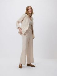 Spodnie z lnem - beżowy. Brązowe spodnie materiałowe damskie Reserved, bez wzorów, z tkaniny. Za 139.99 zł.