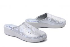 INBLU 50-51 018 srebrny, klapki damskie. Szare klapki damskie Inblu, bez wzorów, bez obcasa, na koturnie. Za 53.99 zł.