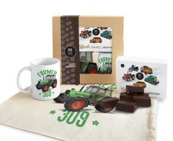 Fendt Farmer — paczka (Zawartość paczki: koszulka, torba, kubek, słodycze; Rozmiar koszulki / bluzy: XL (damska); Kolor koszulki / bluzy: czarny; Rodz. Czarne t-shirty damskie nikiniki, s, bez wzorów, z bawełny, bez kołnierzyka. Za 179.00 zł.