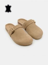 Skórzane klapki z paskiem - beżowy. Brązowe klapki damskie Sinsay, bez wzorów, bez obcasa. Za 79.99 zł.