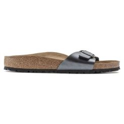 Klapki Birkenstock Madrid Bs 1021532 czarne. Czarne klapki damskie bez wzorów, z materiału, bez obcasa. Za 562.25 zł.