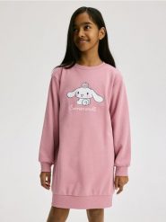 Dresowa sukienka Cinnamoroll - fioletowy. Fioletowe sukienki dziewczęce Reserved, bez wzorów, z bawełny, bez ramiączek. W wyprzedaży za 79.99 zł.