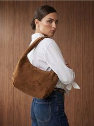 Torba hobo na ramię z imitacji zamszu - brązowy. Brązowe torebki klasyczne damskie Sinsay, bez wzorów, bez dodatków. Za 39.99 zł.