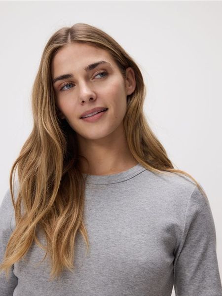 Bawełniany t-shirt - jasnoszary. Szare t-shirty damskie Reserved, l, bez wzorów, z bawełny, bez kołnierzyka. Za 79.99 zł.