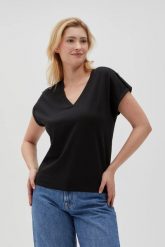 Gładki t-shirt z dekoltem w serek czarny. Czarne t-shirty damskie MOODO, m, bez wzorów, z bawełny, bez kołnierzyka. Za 54.99 zł.