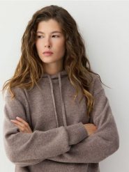 Wełniany sweter z kapturem - brązowy. Brązowe swetry klasyczne damskie Reserved, l, z dzianiny, bez kołnierzyka. Za 229.99 zł.