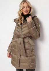 Ciemnobeżowa Pikowana Kurtka przed Kolano z Wiązanym Paskiem Minenora. Brązowe kurtki damskie Born2be, na zimę, m, bez wzorów, z materiału, bez kaptura. Za 79.99 zł.