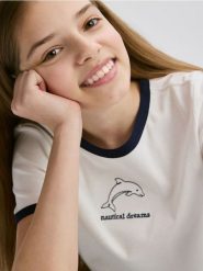 Krótki t-shirt z haftem - granatowy. Niebieskie koszulki dziewczęce Reserved, bez wzorów, z bawełny, bez ramiączek. W wyprzedaży za 25.99 zł.