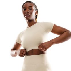 Damska bezszwowa sportowa koszulka crop top z krótkim rękawem Fitness Siroko S. Brązowe bluzki sportowe damskie SIROKO, s, bez wzorów, z materiału, bez ramiączek. Za 105.00 zł.