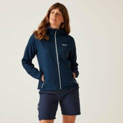 Arec III Regatta damski turystyczny softshell z kapturem. Niebieskie kurtki softshell damskie Regatta, bez wzorów, z softshellu, z kapturem. W wyprzedaży za 199.99 zł.